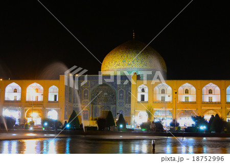 イラン・エスファハーン・エマーム広場の美しい夜景 18752996