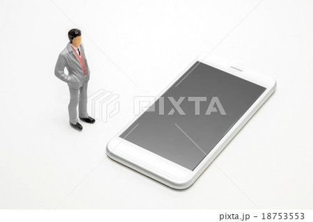 スマホとビジネスマン スマホとビジネスマン 18753553