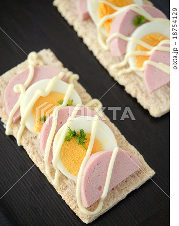 ソーセージのカナッペ　（ハイアングル） 18754129