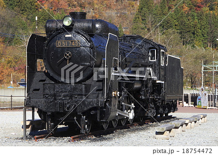 紅葉シーズンのSL転車台広場とD51-745 紅葉シーズンのSL転車台広場とD51-745 18754472