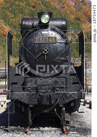 紅葉シーズンのSL転車台広場とD51-745 18754473