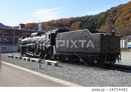 紅葉シーズンのSL転車台広場とD51-745 紅葉シーズンのSL転車台広場とD51-745 18754482