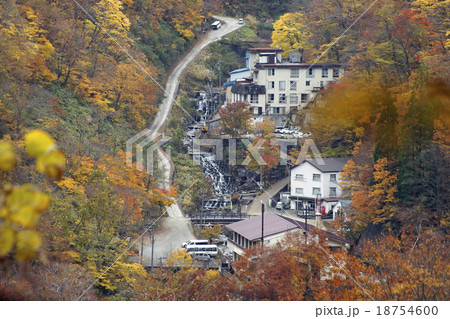 紅葉に包まれた中宮温泉」 18754600