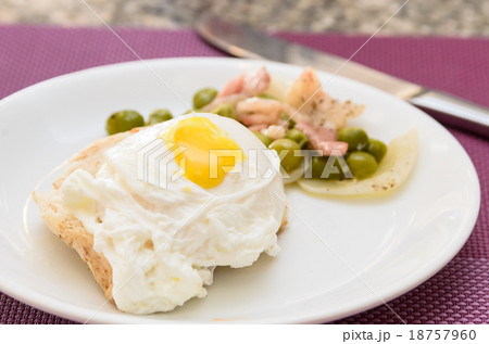 Poached Egg on toast 18757960