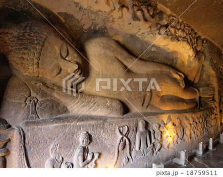 世界遺産「アジャンター石窟群」の「第26窟」の涅槃仏（インド） 18759511