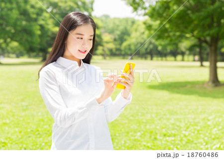スマホを見る女性 スマホを見る女性 18760486