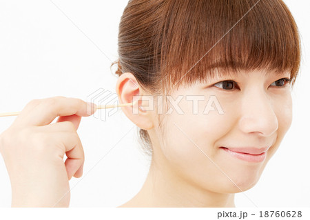耳掻きする女性 耳掻きする女性 18760628