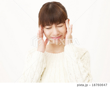 頭痛がする女性 18760647