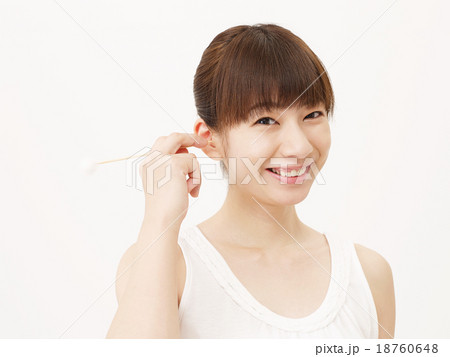 耳かきする女性 18760648