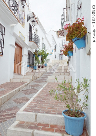 白い村ミハスの風景 18760935