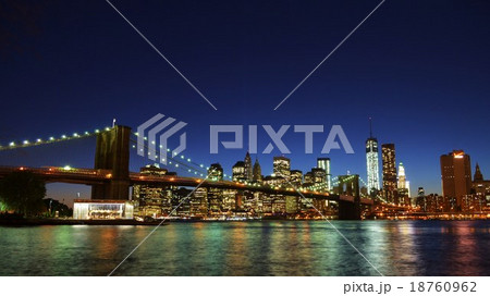 マンハッタンとブリックリンブリッジの夜景 18760962