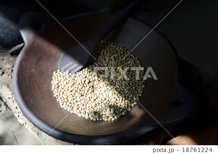 Bali fresh coffee bean being roasted on the pan 18761224