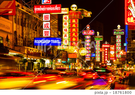 CHINATOWN, BANGKOK, THAILAND - CIRCA MAY, 2015: Cars and shops 18761800