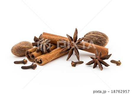 シナモン、ナツメグ、クローブ、トウシキミ 18762957