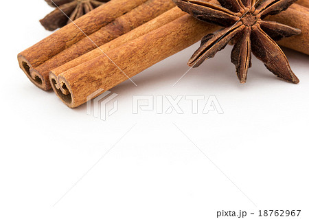 シナモンとトウシキミの実 18762967