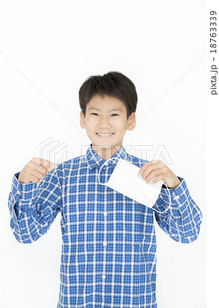 マスクを持つ男の子 風邪予防 中学生 小学生 マスクを持つ男の子 風邪予防 中学生 小学生 18763339