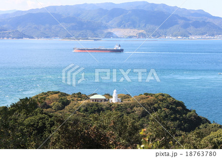 和歌山県友が島から見た友が島灯台とタンカーと淡路島の風景 18763780