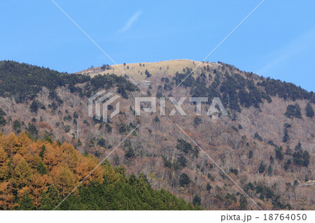 R439、秋の「剣山」を数キロ手前よりのぞむ 18764050