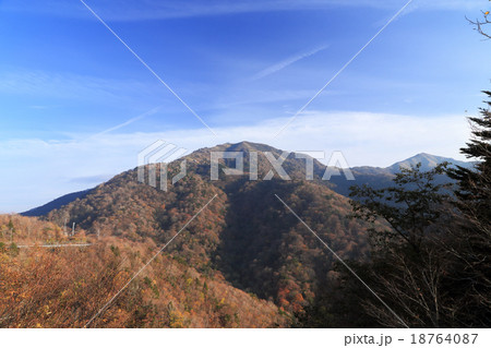 秋の剣山を北側の登山口、見の越側から見る。右手に次郎笈が見える。 18764087