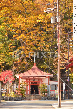紅葉の定山渓温泉街 18765713