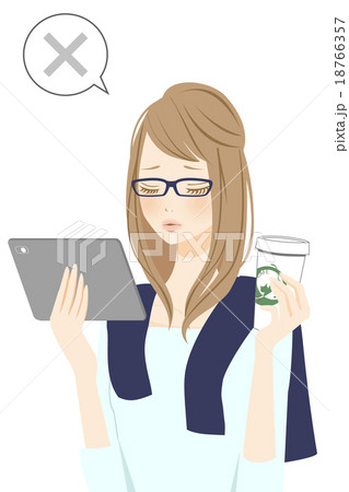 カフェタイムの笑顔の女性　タブレット使用　バツ 18766357