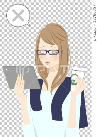 カフェタイムの笑顔の女性　タブレット使用　バツ 18766357