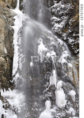 丹沢 結氷したミズヒ大滝 18767069