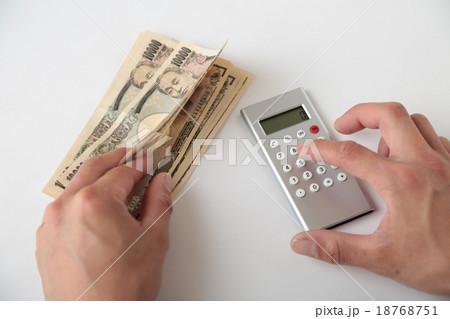 お金と電卓 18768751