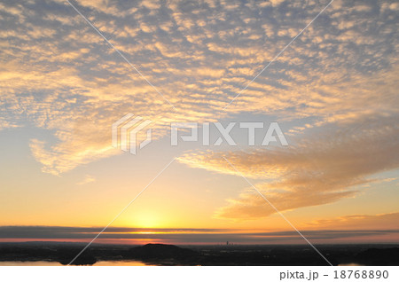 夜明けのうろこ雲 18768890