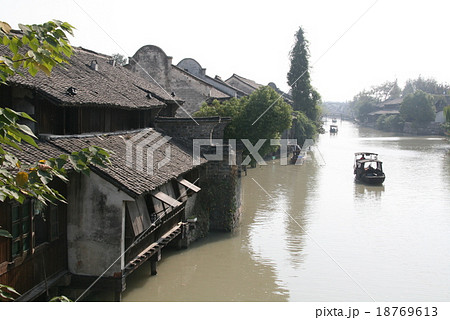 中国の観光名所　上海近郊の４大水郷古鎮「烏鎮」の風景 18769613