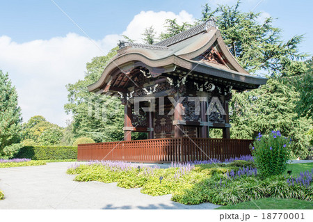 ロンドンのキューガーデンにある日本庭園の古い門 18770001