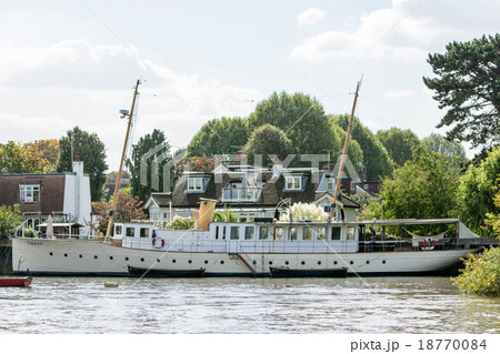テームズ川に停泊する船 テームズ川に停泊する船 18770084