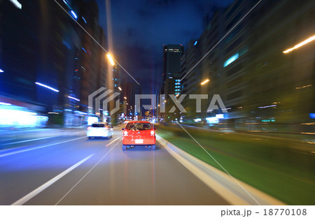 夜の都会を走行する赤い車 道路交通の写真素材 夜の都会を走行する赤い車 道路交通の写真素材