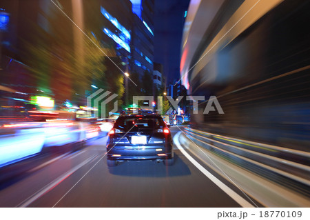 夜の都会を走行する車 交通イメージの写真素材 夜の都会を走行する車 交通イメージの写真素材