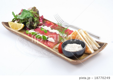 Smoked salmon with hot white sauce Smoked salmon with hot white sauce 18770249