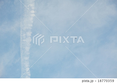 流れる飛行機雲と飛行機 流れる飛行機雲と飛行機 18770359