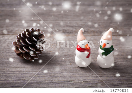 雪の降る街　クリスマスと雪だるま 18770832