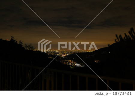 兵庫県西宮 名塩の住宅街からの夜景、大阪方面 兵庫県西宮 名塩の住宅街からの夜景、大阪方面 18773431
