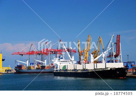 cargo ship in port 18774505