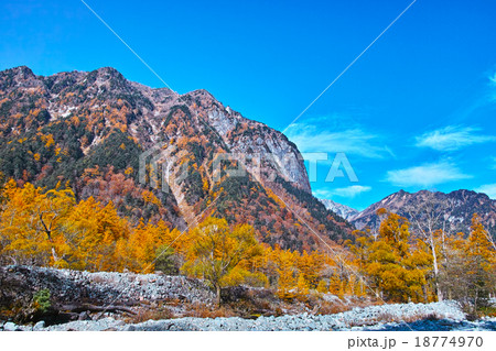 秋の上高地、 紅葉シーズンの屏風岩 秋の上高地、 紅葉シーズンの屏風岩 18774970