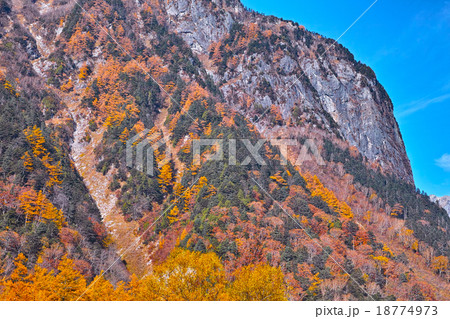 秋の上高地、　紅葉シーズンの屏風岩 18774973