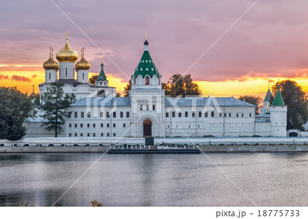 Kostroma. Ipatievsky monastery in twilight 18775733