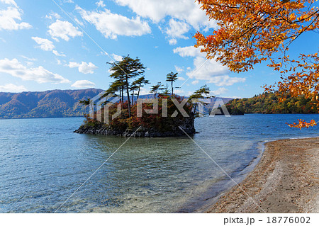 十和田湖の紅葉・恵比寿大黒島と青空 18776002
