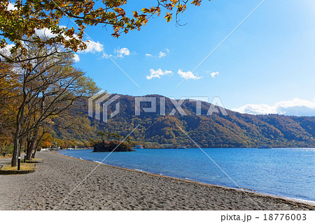 十和田湖畔と青空 18776003