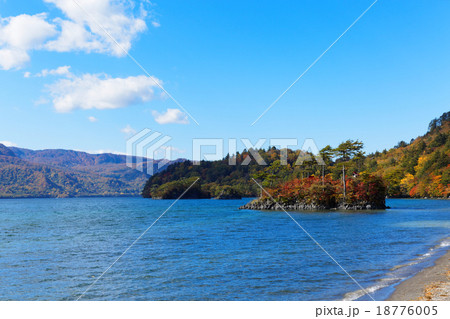 十和田湖の恵比寿大黒島と青空 18776005