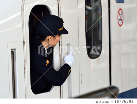 指差し確認をする車掌 指差し確認をする車掌 18776593