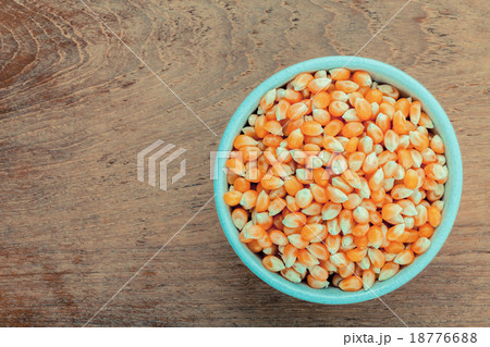 Grains of ripe corn in the bowl  18776688