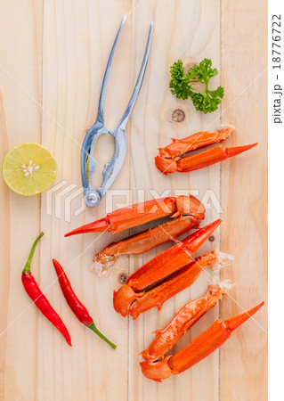 Boiled crab claws with lime 18776722