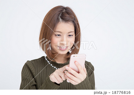 スマホを操作する女性 18776816