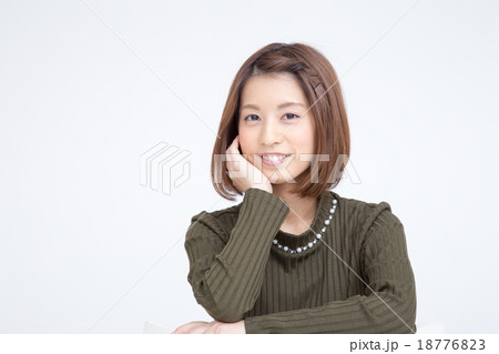 頬杖をつく女性 18776823